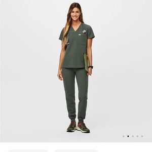 Figs- Women's Olive Catarina™ - One-Pocket Scrub Top